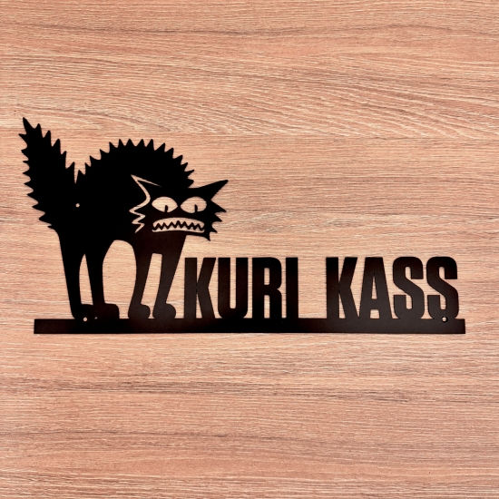 Металлическая табличка "KURI KASS" Металлическая табличка "KURI KASS"